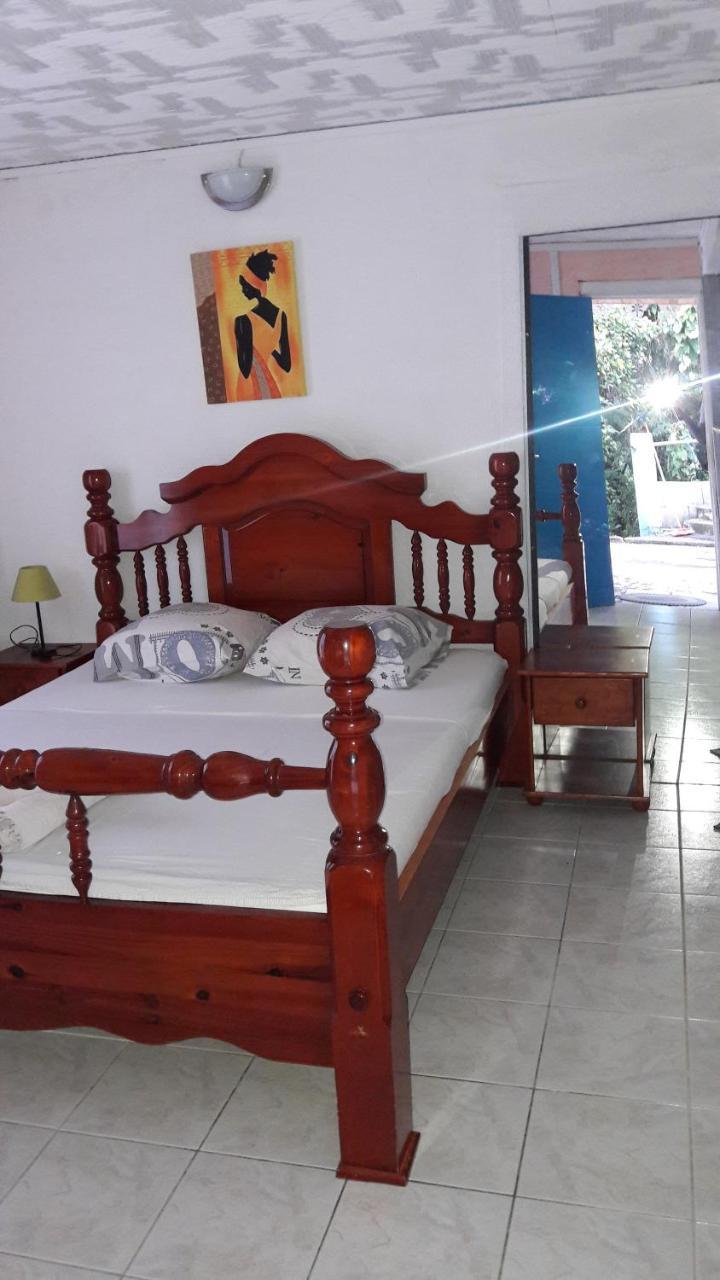 Meryem La Trinité Buitenkant foto